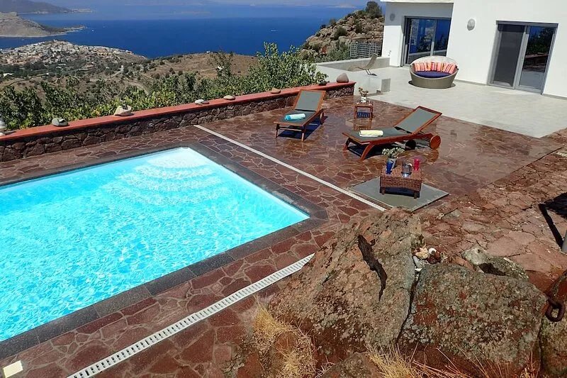 SPACIOUS - LUXURIOUS ART VILLA SEA VIEW WITH POOL AND GORGEOUS SUNSET!