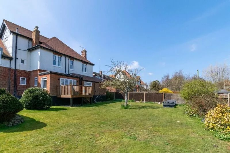 Saxon House - Seven Bedroom Cottage, Sleeps 14