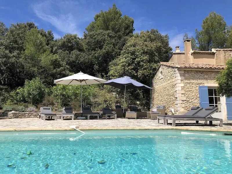 Stunning views of the Luberon close to Gordes  4 bed Family House  and pool