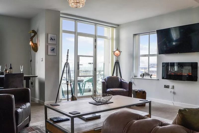Superb apartment with a harbour front location and sea views, close to shops