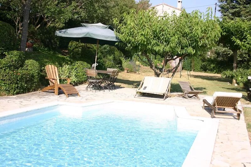 Charming villa with large garden and swimming pool in the heart of the