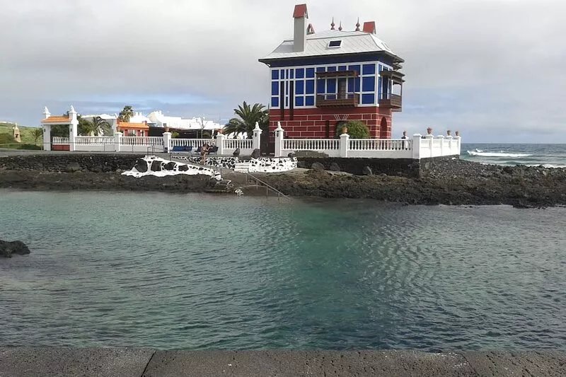 House in Arrieta 1 minute walk from the beach, with solarium and free wifi.