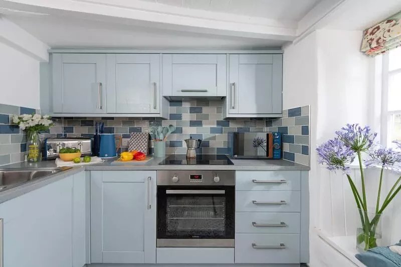 Shell Cottage -  a cottage that sleeps 4 guests  in 2 bedrooms