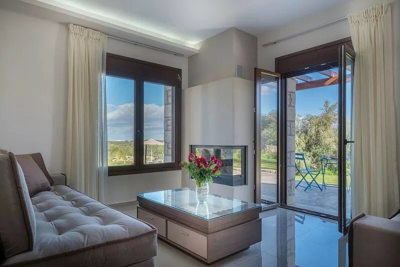 Relax and enjoy the sun in a stone floor villa with private pool and huge garden