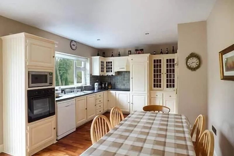 THE SANCTUARY, family friendly, with open fire in Killavullen