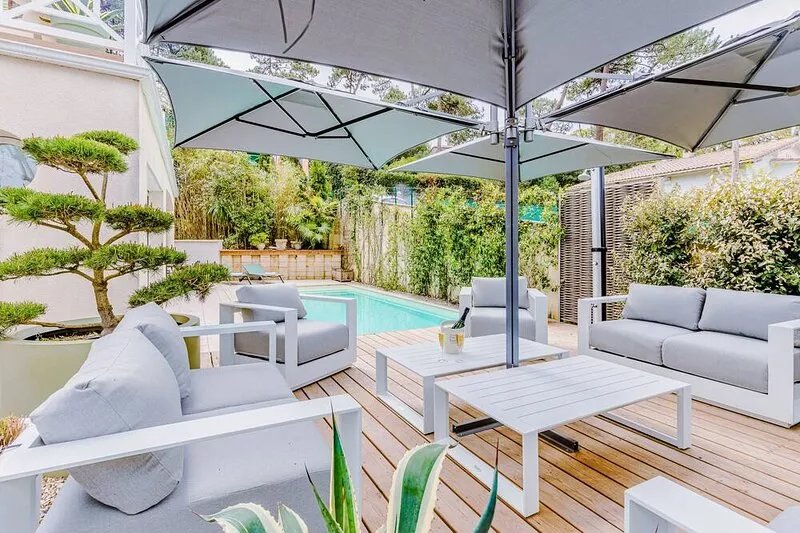 Villa Fleurs des Pins with swimming pool and 80 metres from Pereire beach