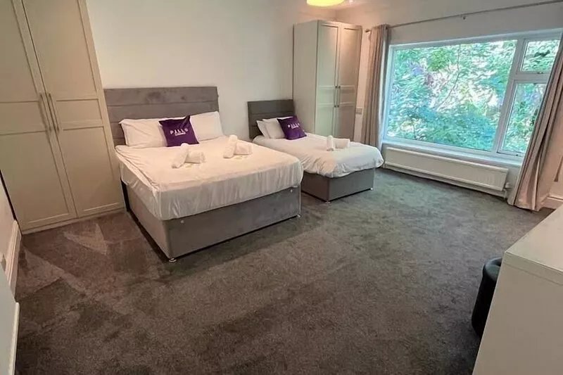 Spacious House with parking, near Heaton Park