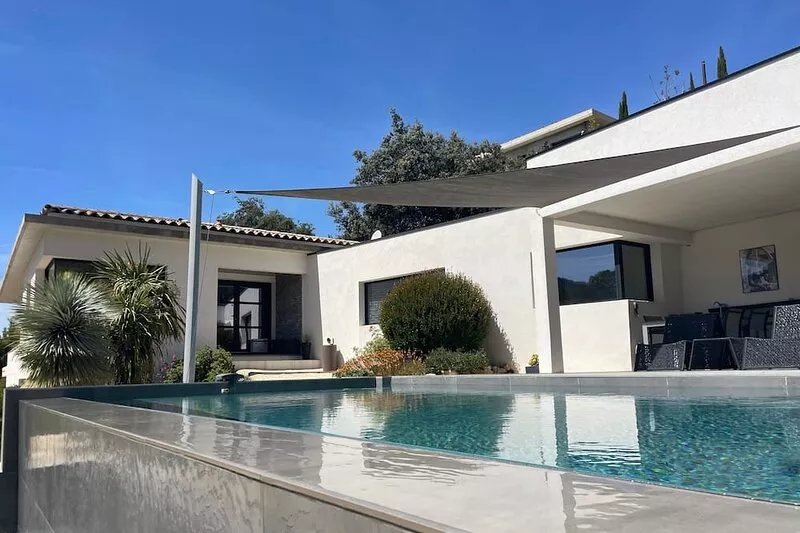 Chic and contemporary villa with calm close to the legendary beaches of Bandol