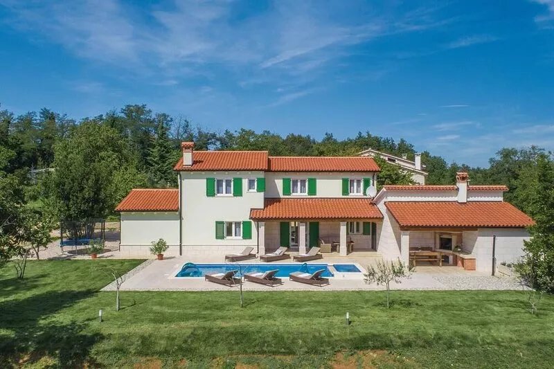 4 bedroom gorgeous home in Pican