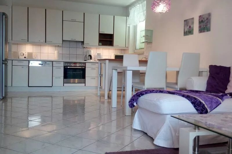 90m2, TOP LOCATION, CLOSE TO VIENNA, QUIET, CLEAN, SECURE, CHEAP, SCS, WiFi