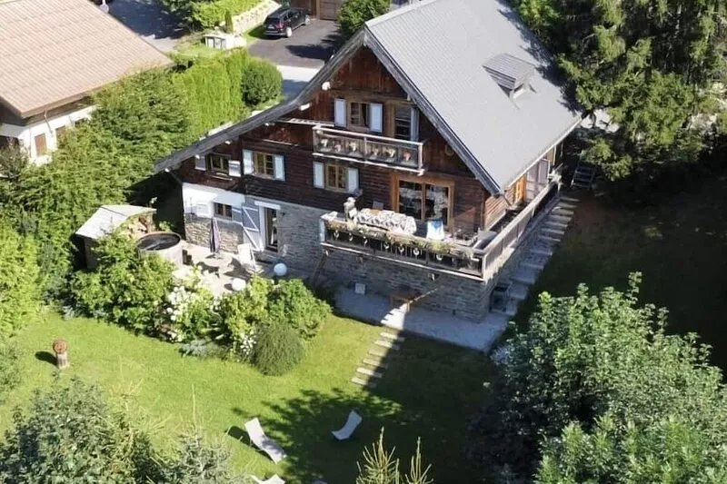Luxury Chalet 2 minutes from the ski lifts - ski back to the feet!