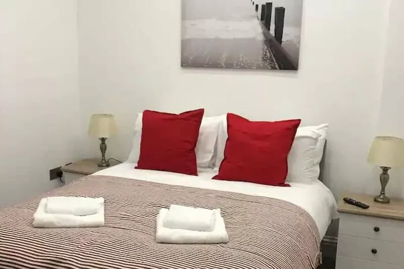 Ground floor 2 Bedroom Apartment, Free Parking Space & access onto the garden
