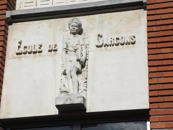 Haut-relief signalant l'entree de l'ecole de garcons