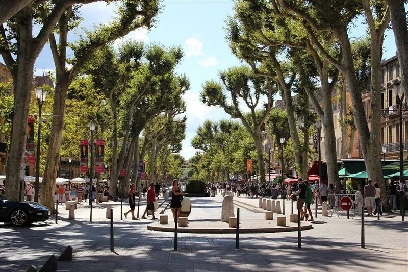 Classy 4-star 2-bedroom apartment in the center of Aix with parking and terrace