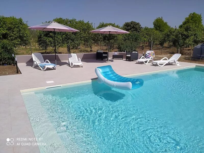 Detached villa with swimming pool a stone's throw from the sea between Avola