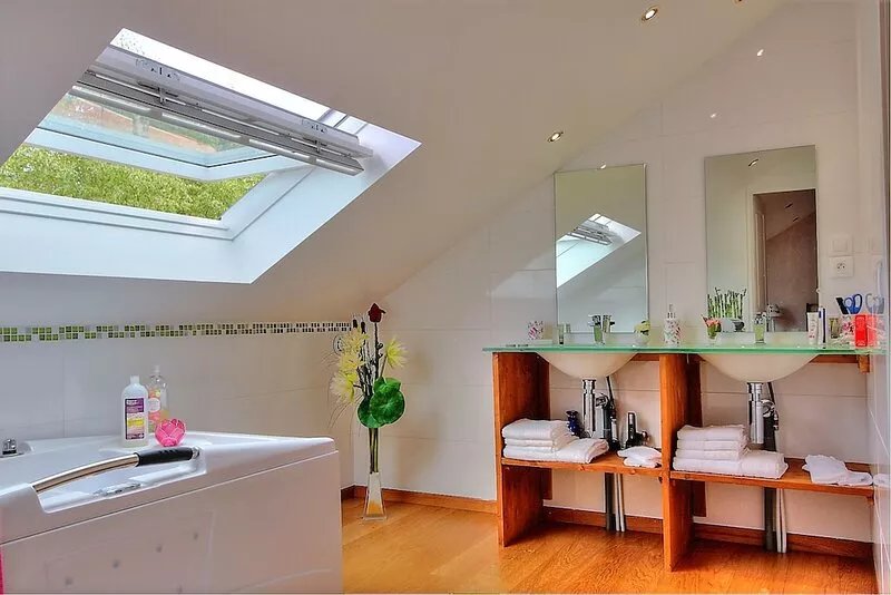 RARE: family house 400 m from the lake and 20 km from the Revard slopes