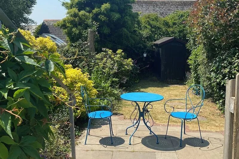 Cosy Village Cottage, valley views, parking, wifi and dog friendly