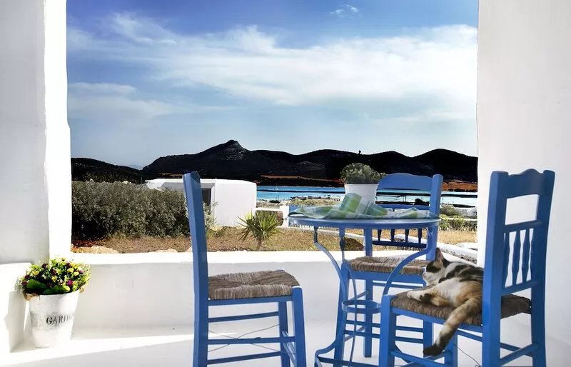 WATERFRONT  CYCLADES HOME W/ STUNNING SEASIDE & ROLLING MOUNTAIN VIEWS!