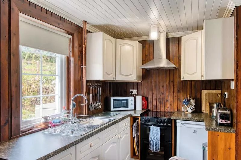 Secluded beachside cottage in stunning location beside Campbeltown Loch