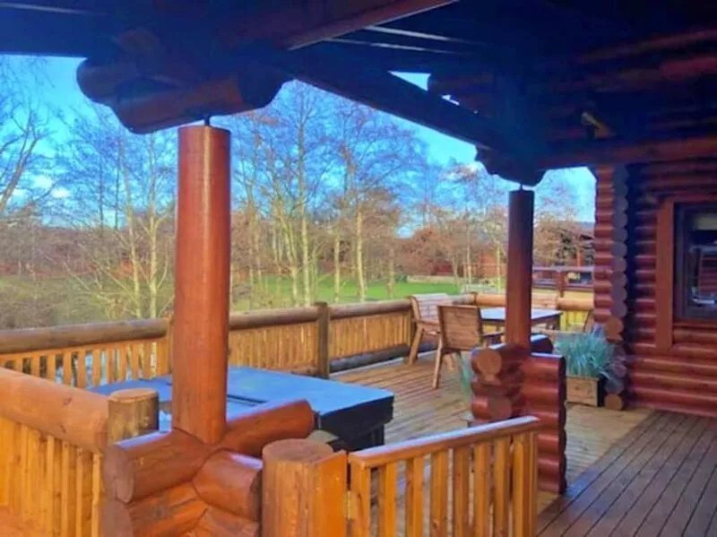 Hadrians Lodge -  a log cabin that sleeps 6 guests  in 3 bedrooms