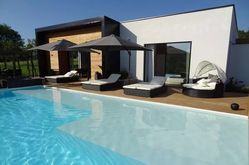MAGNIFICENT VILLA, heated swimming pool, close to the DORDOGNE beaches.