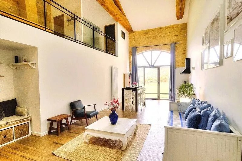 Loft in the heart of the vineyards in a former Chai dating from 1815