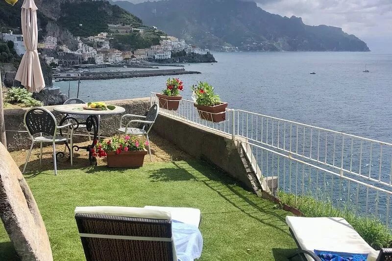 Exclusive abode overlooking the sea just minutes from the center of Amalfi.