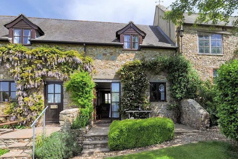 HONEYSUCKLE COTTAGE, pet friendly, with a garden in Musbury