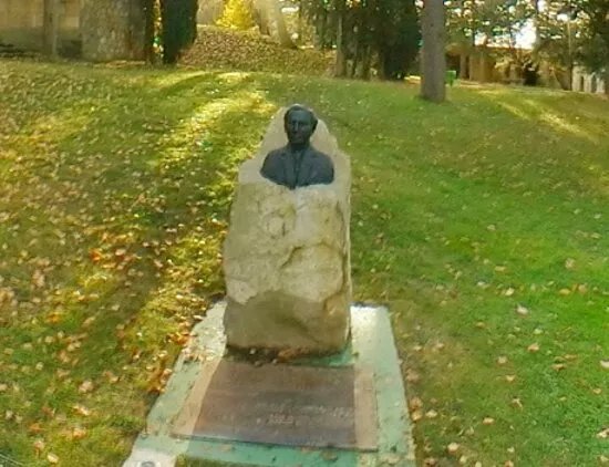 Escultura De Antonio Machado