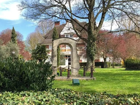 Vestiges du Chateau de Roissy-en-France