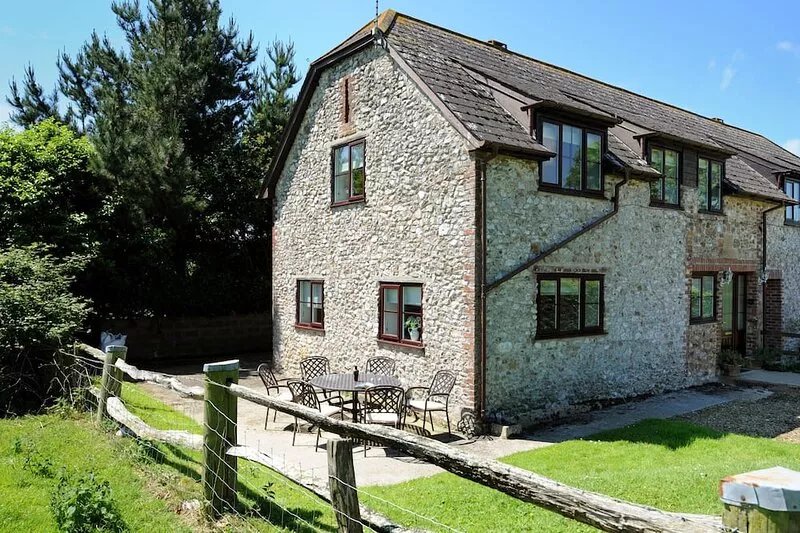 EAST BARN, pet friendly, with a garden in Charmouth