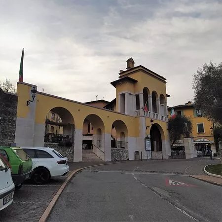 La Loggia Dei Caduti