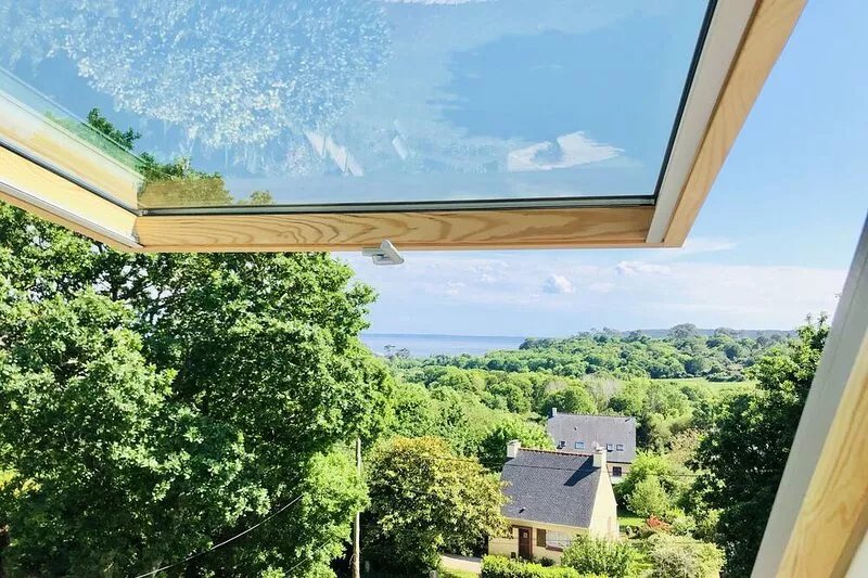 New holiday home with peaceful garden and sea view