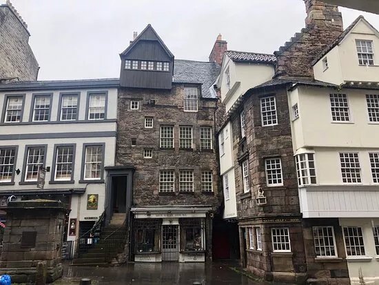 Wellhead At John Knox House