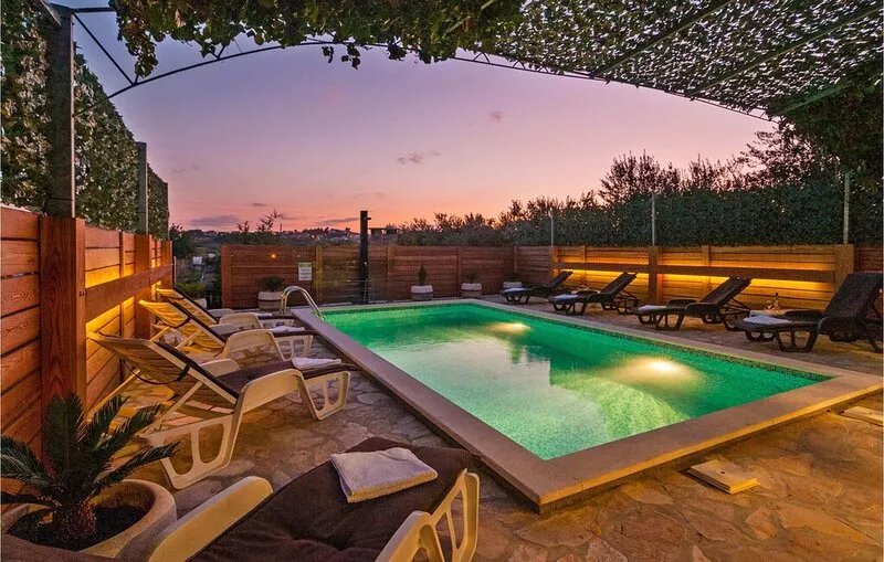 Cozy home in Zrnovnica with outdoor swimming pool
