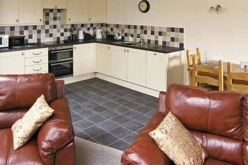 TY ISAF PENRHYDDION, pet friendly, with a garden in Betws-Y-Coed