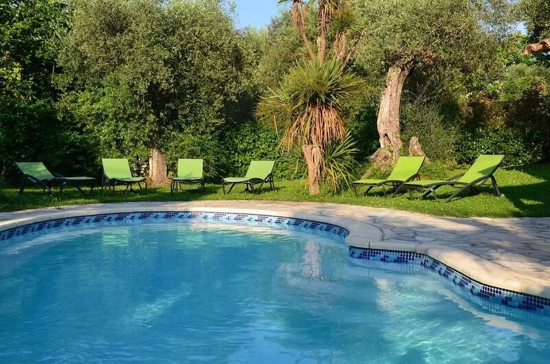 Charming apartment in Côte d'Azur villa, private garden and pool.