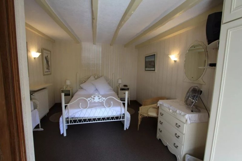 Les Glycines Bed & Breakfast