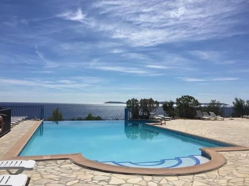 Beautiful modern apartment, 3 bedrooms, swimming pool, direct beach access 100m