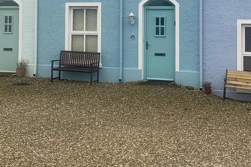 Bright and Airy cottage close to the beach