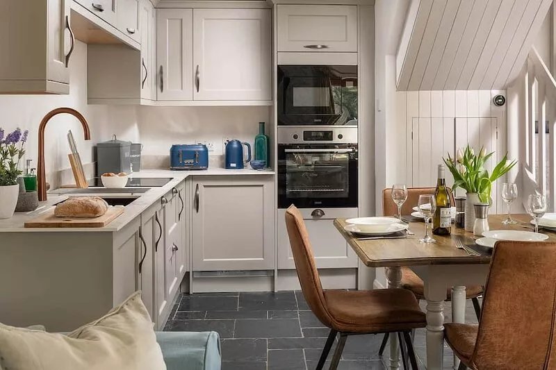 A stone cottage that sleeps 4 guests in 2 bedrooms