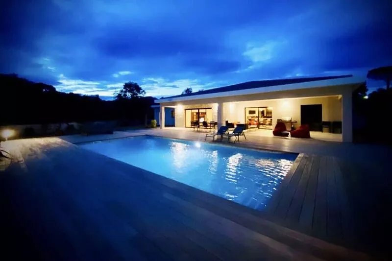 New contemporary villa with pool 5 minutes from the sea.