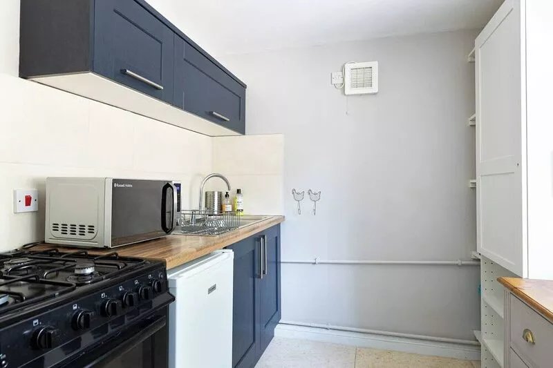 Self catered Lodge near Bath, private entrance, slate bathroom, parking, Wifi