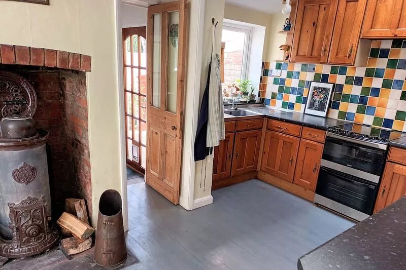 Victorian house in quiet street for 2 - 8. Garage, garden, great touring centre.