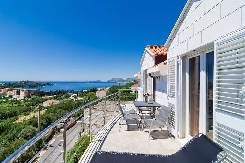 Apartment Feel Phili - Two Bedroom Apartment with Balcony and Sea View