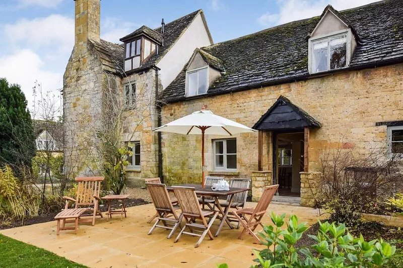 A sudeley castle cottage that sleeps 8 guests  in 4 bedrooms