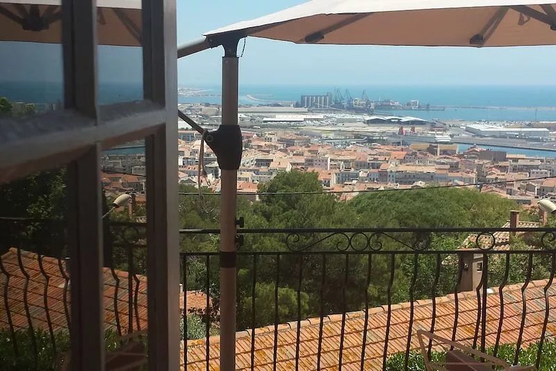 Apartment with magnificent sea / city view, near downtown Sète, St Clair