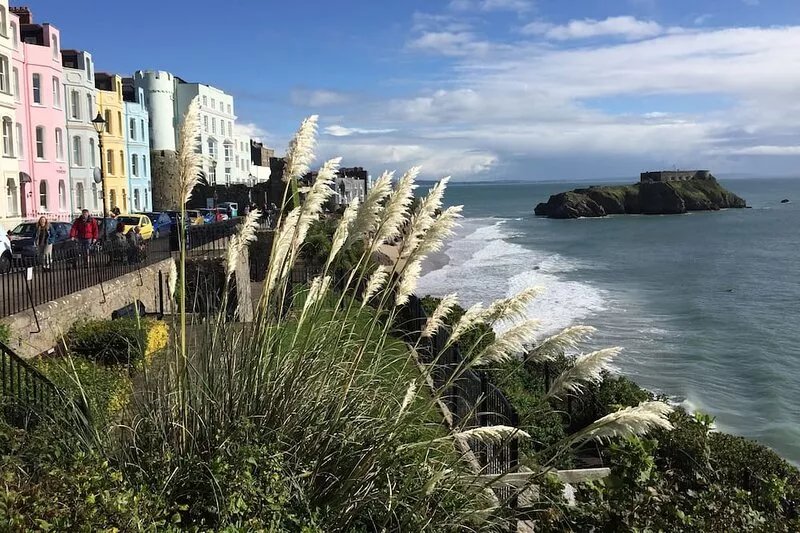 LOVELY VICTORIAN COTTAGE WITH GARDEN, TENBY. CENTRAL, NEAR BEACH WITH WI-FI