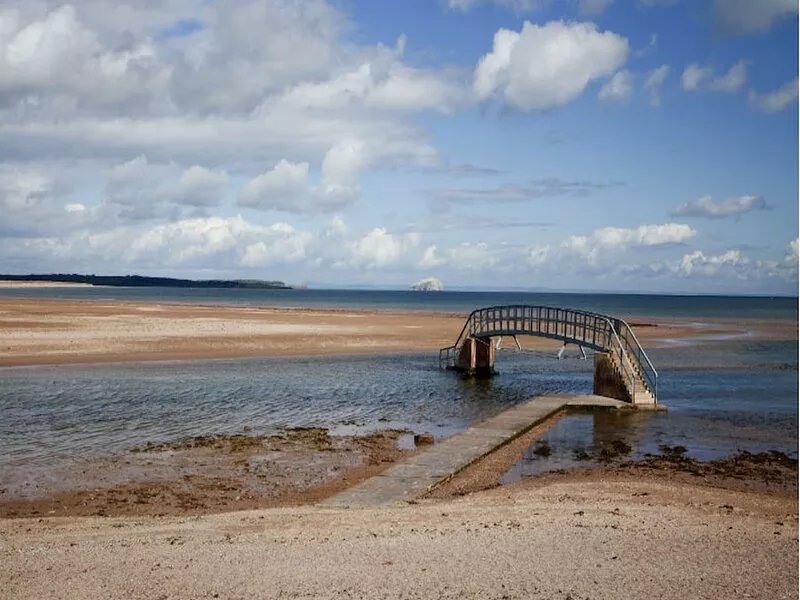 Delux Caravan sleeps 6 on an extremely popular site