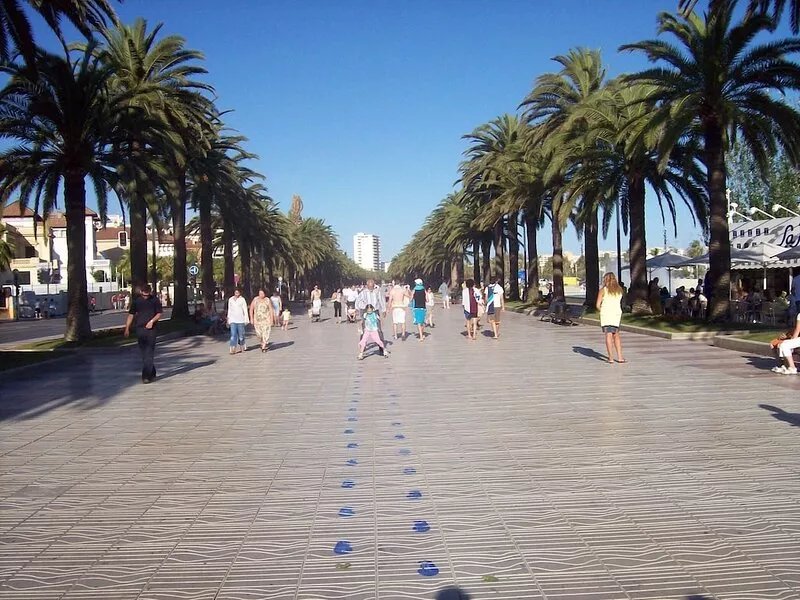 6 pax apartment located just 50 meters. from the main beach of Salou.
